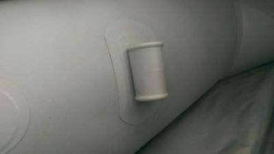 Подставка под удочку на подложке (Черная) для надувной лодки, черная диаметр отверстия под спиннинг 40-45мм высота стакана 100мм имеет жёсткий кант с двух сторон стакана. Изделие выполнено из лодочной ткани 850г