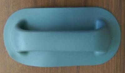 Ручка лодочная большая (Серая) Ручка транспортировочная для установки на баллонах надувных лодок среднего и большого размера. Размер основания 103х210 мм.