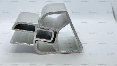 Стрингер фиксации пайола 12мм 0,9 м (Усиленный). Предназначен для фиксации жесткого составного пайола, оснащенного боковой обвязкой из Z-профиля. Дает возможность существенно увеличить продольную жесткость судна. Изготовлен из алюминиевого сплава.Цена ука