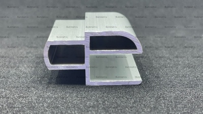 Боковой 9 мм z-профиль нарезка по 5см.  Устанавливается на боковые торцы щитов составного пайола надувной лодки. На выступающий элемент этого профиля защелкиваются боковые стрингеры. Такая конструкция замка способствует существенному увеличению продольной