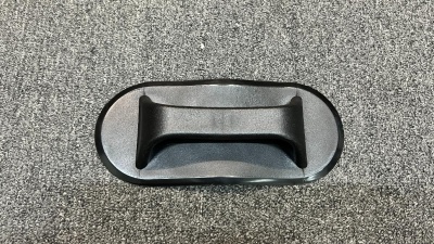 Ручка для переноски овальная (Черная) может быть расположена на надувных баллонах лодки в удобном для владельца месте. При правильной установке позволяет выдерживать значительные нагрузки, в том числе, связанные и с переноской лодки. Цвет: черный.