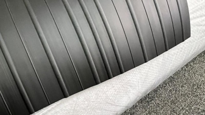 Лента пвх 235мм для лодок NEW QUALITY повышенной прочности Толщина 2.5-3.5 мм. Цвет черный. Используется для бронирования и усиления днища и баллонов лодок пвх. Цена указана за 1 п.м. Ширина ленты 235 мм, вес 1м 560 г. Толщина 2.5-3.5 мм. Такой лентой мож