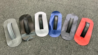 Ручка для рулевого (Голубая) сделана из пвх ткани имеет 2 ребра жесткости Обычно располагается на правом борту лодки. Находясь в зоне досягаемости правой руки «рулевого», она дает ему дополнительную опору, существенно расширяя возможности по управлению су