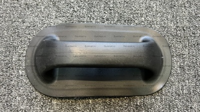 Ручка лодочная большая (черная) Ручка транспортировочная для установки на баллонах надувных лодок среднего и большого размера. Размер основания 103х210 мм.