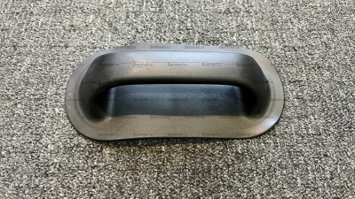 Ручка лодочная большая (черная) Ручка транспортировочная для установки на баллонах надувных лодок среднего и большого размера. Размер основания 103х210 мм.