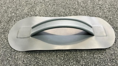 Ручка рулевого (Серая) сделана из пвх ткани имеет 2 ребра жесткости Обычно располагается на правом борту лодки. Находясь в зоне досягаемости правой руки «рулевого», она дает ему дополнительную опору, существенно расширяя возможности по управлению судном п