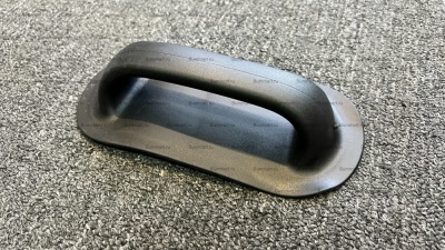 Ручка лодочная большая (черная) Ручка транспортировочная для установки на баллонах надувных лодок среднего и большого размера. Размер основания 103х210 мм.