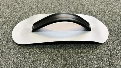 Ручка рулевого (Светло-Серая) сделана из пвх ткани имеет 2 ребра жесткости Обычно располагается на правом борту лодки. Находясь в зоне досягаемости правой руки «рулевого», она дает ему дополнительную опору, существенно расширяя возможности по управлению с