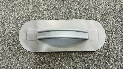 Ручка рулевого (Серая) сделана из пвх ткани имеет 2 ребра жесткости Обычно располагается на правом борту лодки. Находясь в зоне досягаемости правой руки «рулевого», она дает ему дополнительную опору, существенно расширяя возможности по управлению судном п