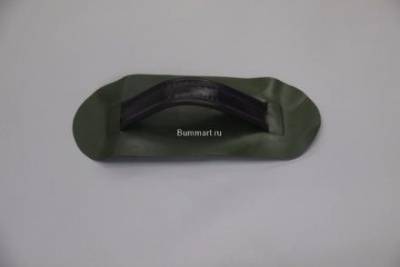 Ручка пвх рулевого (Зеленая) сделана из пвх ткани имеет 2 ребра жесткости Обычно располагается на правом борту лодки. Находясь в зоне досягаемости правой руки «рулевого», она дает ему дополнительную опору, существенно расширяя возможности по управлению су