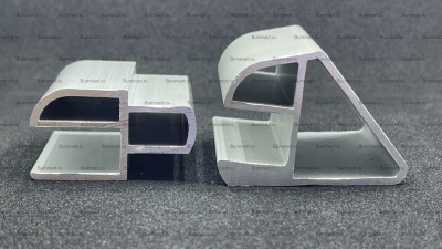 Боковой 9 мм z-профиль нарезка по 5см.  Устанавливается на боковые торцы щитов составного пайола надувной лодки. На выступающий элемент этого профиля защелкиваются боковые стрингеры. Такая конструкция замка способствует существенному увеличению продольной