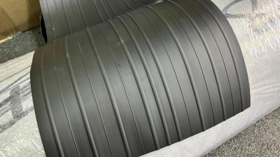 Лента пвх 235мм для лодок NEW QUALITY повышенной прочности Толщина 2.5-3.5 мм. Цвет черный. Используется для бронирования и усиления днища и баллонов лодок пвх. Цена указана за 1 п.м. Ширина ленты 235 мм, вес 1м 560 г. Толщина 2.5-3.5 мм. Такой лентой мож