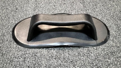 Ручка для переноски овальная (Черная) может быть расположена на надувных баллонах лодки в удобном для владельца месте. При правильной установке позволяет выдерживать значительные нагрузки, в том числе, связанные и с переноской лодки. Цвет: черный.