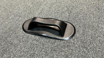 Ручка для переноски овальная (Черная) может быть расположена на надувных баллонах лодки в удобном для владельца месте. При правильной установке позволяет выдерживать значительные нагрузки, в том числе, связанные и с переноской лодки. Цвет: черный.