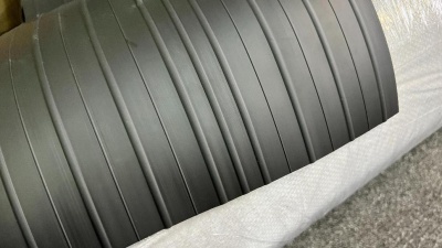 Лента пвх 235мм для лодок NEW QUALITY повышенной прочности Толщина 2.5-3.5 мм. Цвет черный. Используется для бронирования и усиления днища и баллонов лодок пвх. Цена указана за 1 п.м. Ширина ленты 235 мм, вес 1м 560 г. Толщина 2.5-3.5 мм. Такой лентой мож