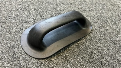 Ручка лодочная большая (черная) Ручка транспортировочная для установки на баллонах надувных лодок среднего и большого размера. Размер основания 103х210 мм.