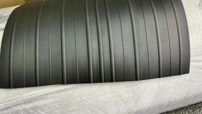 Лента пвх 235мм для лодок NEW QUALITY повышенной прочности Толщина 2.5-3.5 мм. Цвет черный. Используется для бронирования и усиления днища и баллонов лодок пвх. Цена указана за 1 п.м. Ширина ленты 235 мм, вес 1м 560 г. Толщина 2.5-3.5 мм. Такой лентой мож