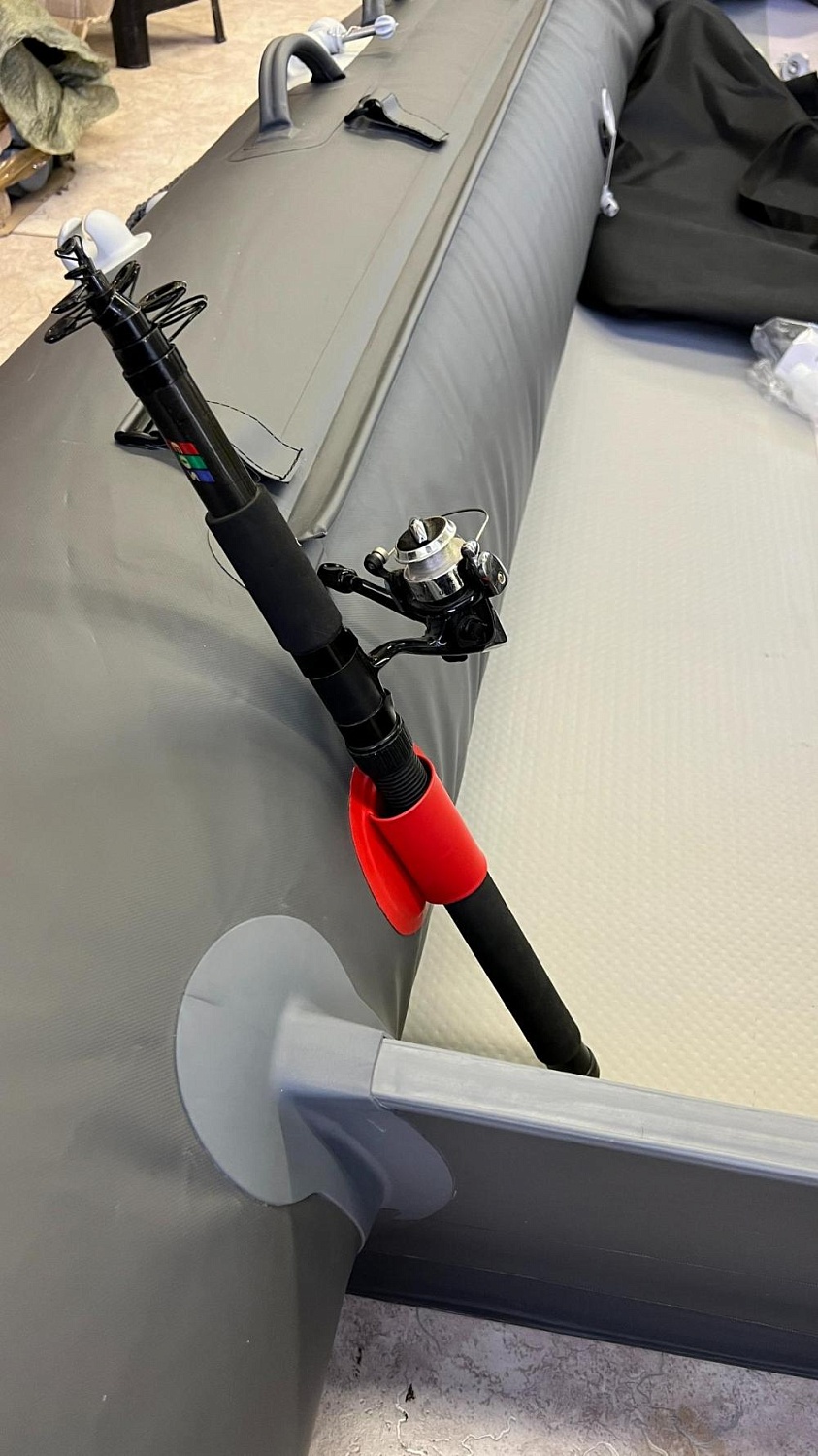 Держатель спиннинга из ПВХ (Красный) на баллон лодки Длинна держателя 8см. Диаметр отверстия: 4см. Цвет: красный Изделие выполнено из лодочной ткани 850г