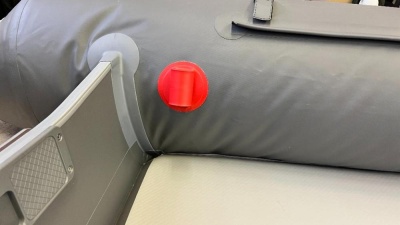 Держатель спиннинга из ПВХ (Красный) на баллон лодки Длинна держателя 8см. Диаметр отверстия: 4см. Цвет: красный Изделие выполнено из лодочной ткани 850г