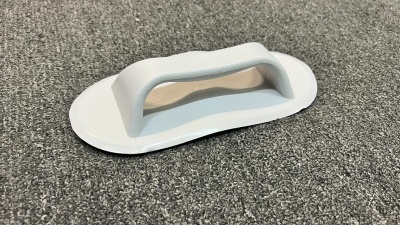 Ручка транспортировочная овальная (Светло-Серая) может быть расположена на надувных баллонах лодки в удобном для владельца месте. При правильной установке позволяет выдерживать значительные нагрузки, в том числе, связанные и с переноской лодки.