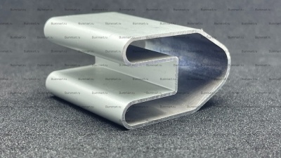 П-образный Стрингер 9 мм 2шт +сумка и заглушки. Направляющий алюминиевый профиль для пола лодки из ПВХ. Предназначен для фиксации жестких элементов пола (пайол) толщиной 9 мм. Размер профиля:  ширина: 48 мм; высота: 29 мм;