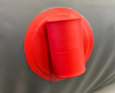 Держатель спиннинга из ПВХ (Красный) на баллон лодки Длинна держателя 8см. Диаметр отверстия: 4см. Цвет: красный Изделие выполнено из лодочной ткани 850г