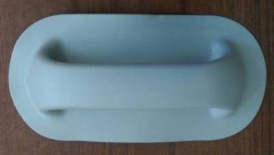 учка лодочная большая (Светло-Серая) Ручка транспортировочная для установки на баллонах надувных лодок среднего и большого размера. Размер основания 103х210 мм.