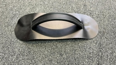 Ручка для рулевого (Черная) сделана из пвх ткани имеет 2 ребра жесткости Обычно располагается на правом борту лодки. Находясь в зоне досягаемости правой руки «рулевого», она дает ему дополнительную опору, существенно расширяя возможности по управлению суд