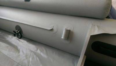 Подставка под удочку на подложке (Черная) для надувной лодки, черная диаметр отверстия под спиннинг 40-45мм высота стакана 100мм имеет жёсткий кант с двух сторон стакана. Изделие выполнено из лодочной ткани 850г