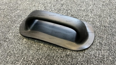 Ручка лодочная большая (черная) Ручка транспортировочная для установки на баллонах надувных лодок среднего и большого размера. Размер основания 103х210 мм.