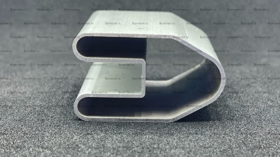 П-образный Стрингер 9 мм 2шт +сумка и заглушки. Направляющий алюминиевый профиль для пола лодки из ПВХ. Предназначен для фиксации жестких элементов пола (пайол) толщиной 9 мм. Размер профиля:  ширина: 48 мм; высота: 29 мм;