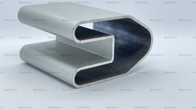 Стрингер для пайола 9 мм П-образный (10-600см). Предназначен для фиксации жесткого составного пайола на 9 мм. Дает возможность существенно увеличить продольную жесткость судна. Изготовлен из алюминиевого сплава.Внимание!!! Цена указана за 10см без заглуше