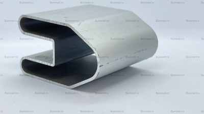 Стрингер для пайола 9 мм П-образный (10-600см). Предназначен для фиксации жесткого составного пайола на 9 мм. Дает возможность существенно увеличить продольную жесткость судна. Изготовлен из алюминиевого сплава.Внимание!!! Цена указана за 10см без заглуше