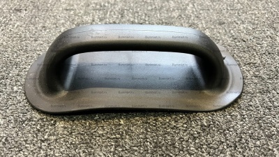 Ручка лодочная большая (черная) Ручка транспортировочная для установки на баллонах надувных лодок среднего и большого размера. Размер основания 103х210 мм.